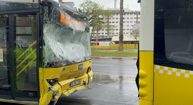 Fatih’te 2 İETT otobüsünün çarpıştığı kazada bir yolcu yaralandı