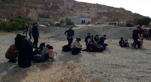 İzmir’de 27 düzensiz göçmen ve 2 göçmen kaçakçılığı şüphelisi yakalandı