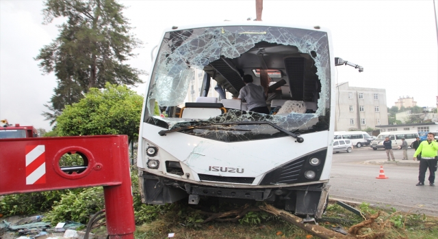 Antalya’da otel servis aracı devrildi, 19 kişi yaralandı