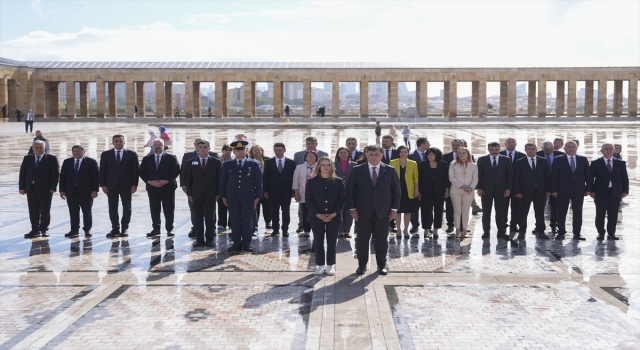 İzmir Büyükşehir Belediye Başkanı Tugay ve beraberindeki heyet, Anıtkabir’i ziyaret etti