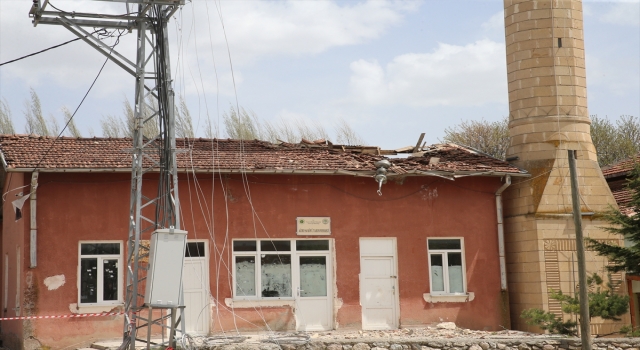 Tokat’taki depremde zarar gören minareler yıkılıyor