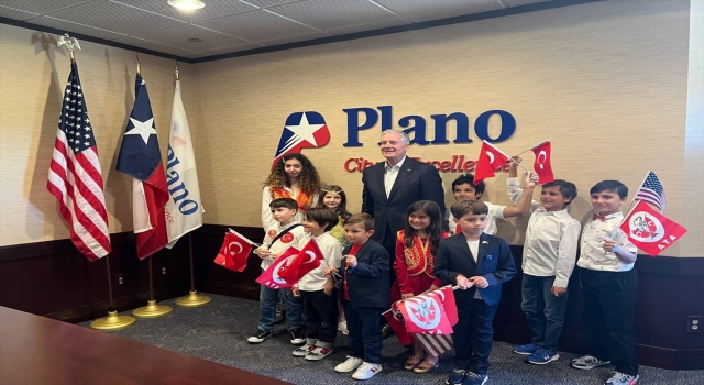 ABD’de Texas’ta bir belediye başkanı, 23 Nisan dolayısıyla koltuğunu Türk çocuklara devretti 