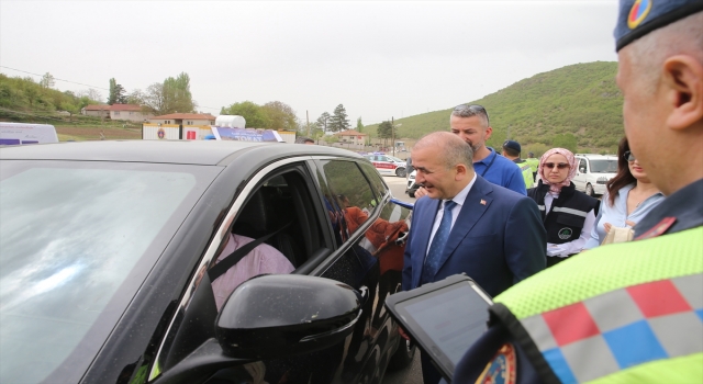 Tokat’ta jandarma, trafik kurallarına uyan sürücüleri durdurarak teşekkür etti