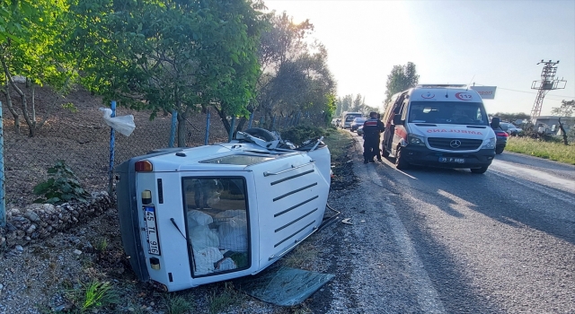 İzmir’de iki otomobilin çarpışması sonucu 4 kişi yaralandı