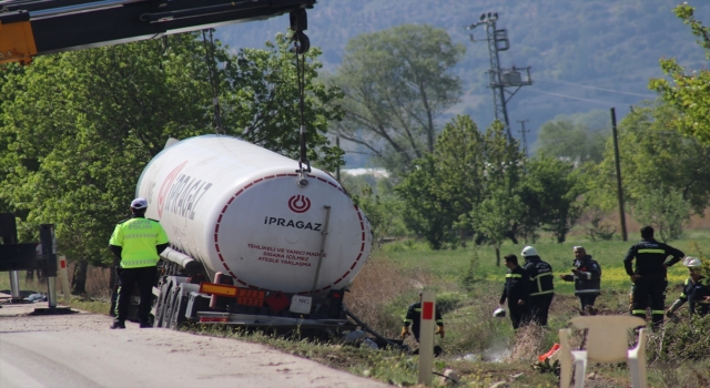 GÜNCELLEME Burdur’da devrilen LNG yüklü tankerin yoldan kaldırılma çalışmaları sürüyor