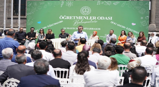 Bakan Tekin, Diyarbakır’da ”Öğretmenler Odası Buluşmaları”na katıldı 