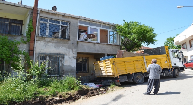 Kocaeli’de bir evden 10 kamyon çöp çıkarıldı