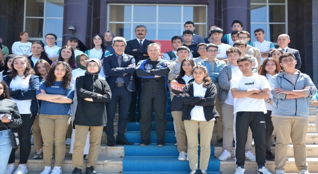 Türkiye’nin ilk astronotu Gezeravcı, Malatya’da öğrencilerle buluştu: