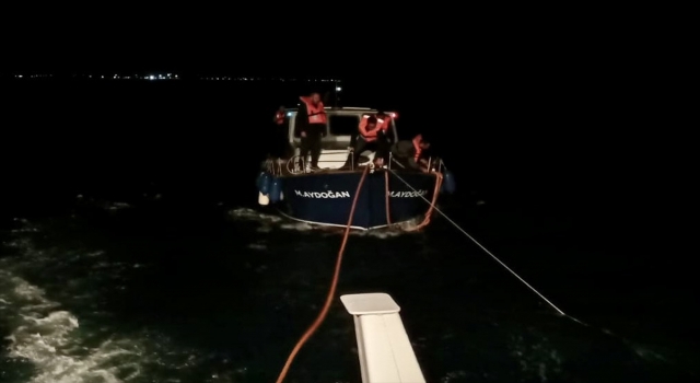 Çanakkale Boğazı’nda arızalanan tekne marinaya yanaştırıldı