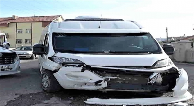 Aksaray’da işçi servisi otomobille çarpıştı, 7 kişi yaralandı 