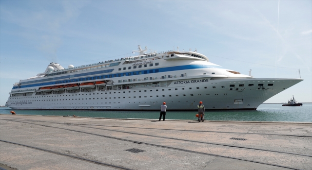 ”Astoria Grande” kruvaziyeri 998 yolcusuyla Samsun Limanı’na demirledi