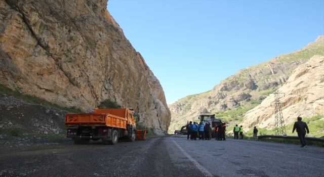 GÜNCELLEME Dağdan düşen kaya parçaları nedeniyle kapanan HakkariÇukurca kara yolu açıldı