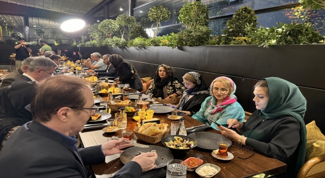 Tahran’da Türk ve İranlı yayıncılar yemekli programda bir araya geldi