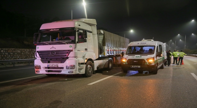 Bursa’da tıra arkadan çarpan hafif ticari aracın sürücüsü yaşamını yitirdi