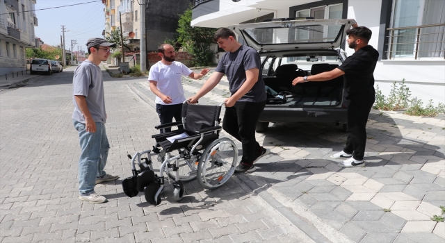 Samsun’da mavi kapak toplayan yüksekokul öğrencileri bir engelliye tekerlekli sandalye aldı