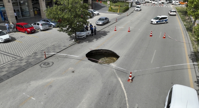 Ankara’da kanalizasyon sularının birikmesi sonucu yol çöktü
