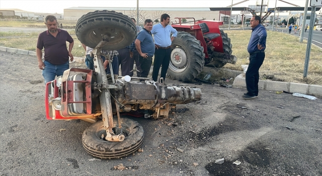 Kayseri’de otomobil ile traktörün çarpışması sonucu 5 kişi yaralandı