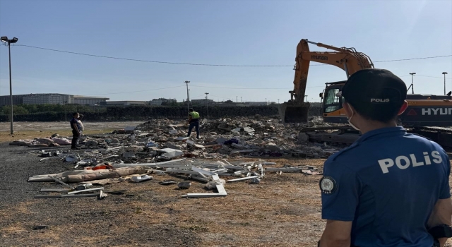 Bahçelievler’de kısmi çökme sonrası kontrollü yıkılan binanın enkazında kıymetli eşyalar ayrıştırılıyor