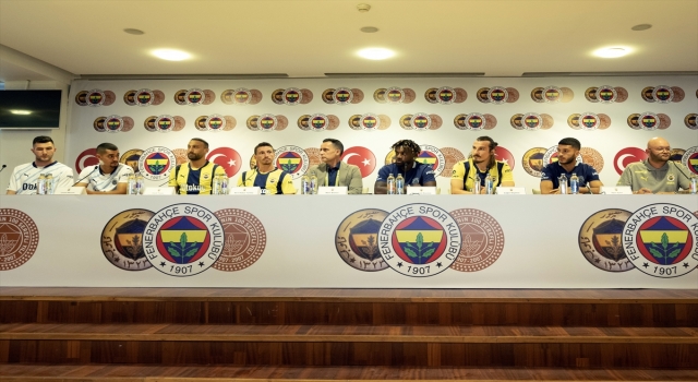 Fenerbahçe’de 5’i yeni transfer, 7 futbolcu için imza töreni düzenlendi