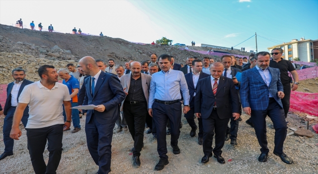 Bakan Kurum, Elazığ’da yapımı devam eden deprem konutlarını inceledi