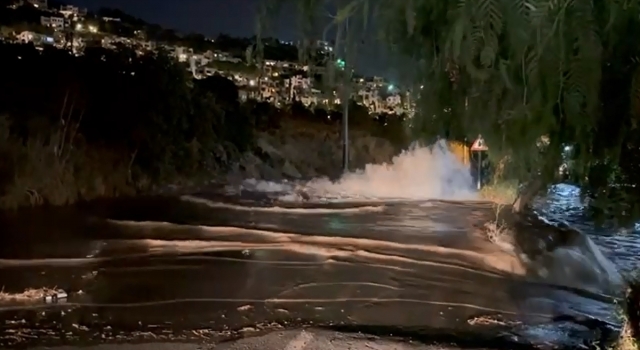 Bodrum’da içme suyu isale hattındaki patlama nedeniyle yol çöktü
