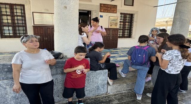 Bodrum’da cami bahçesinde ikram edilen kar şerbeti çocukları serinletti