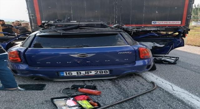Erzincan’da tıra çarpan otomobildeki avukat öldü, bebeği ağır yaralandı