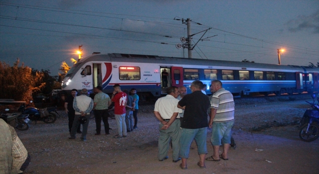 İzmir’de yolcu treni hemzemin geçitte traktöre çarptı