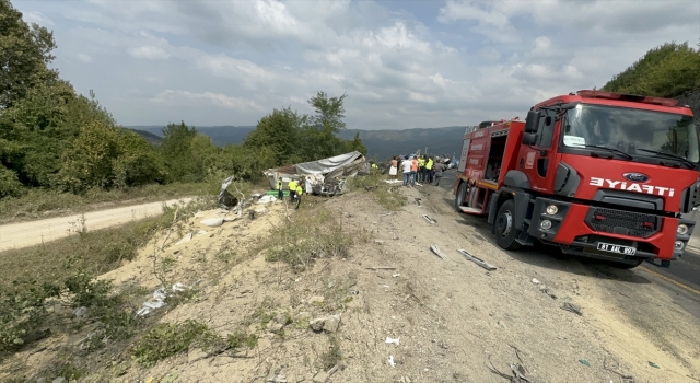 Düzce’de tırla otomobilin çarpıştığı kazada 2 kişi yaşamını yitirdi, 2 kişi yaralandı