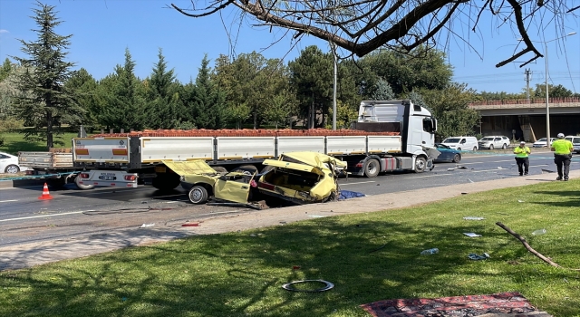 Eskişehir’de otomobil karşı şeride geçerek iki araçla çarpıştı, bir kişi öldü, 3 kişi yaralandı