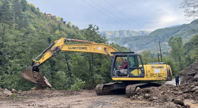 Artvin’de heyelan ve taşkınlar nedeniyle kapanan 32 köy yolu ulaşıma açıldı