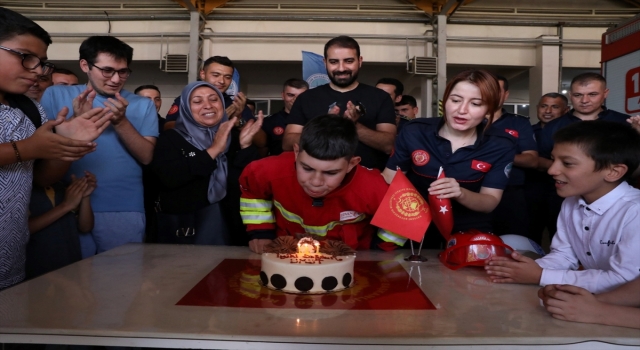 Kayseri itfaiyesinin ”fahri eri”ne doğum günü sürprizi