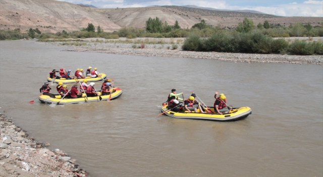 Erzincan Valisi Hamza Aydoğdu ve gaziler Karasu Nehri’nde rafting yaptı