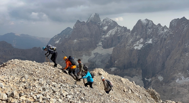 Hakkari’de dağcılar, Köşe Direği Dağı’nda zirve yaptı 