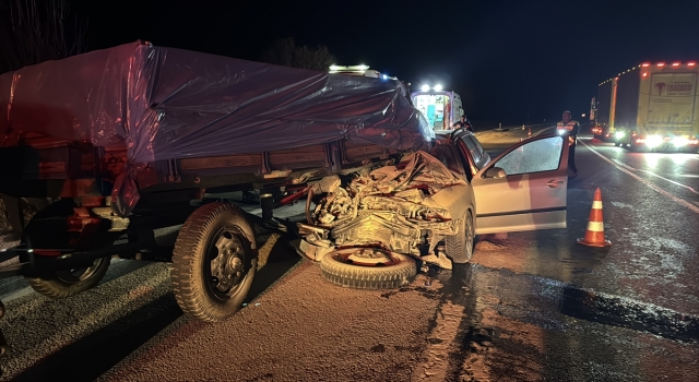 Edirne’de traktörün römorkuna çarpan otomobilde 1 kişi öldü, 1 kişi yaralandı