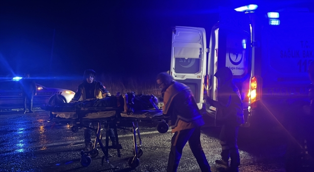 Çanakkale’de işçi servisi ile otomobilin çarpıştığı kazada 4 kişi yaralandı