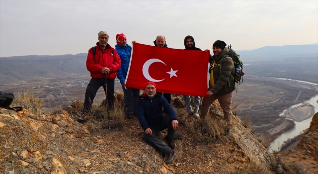 Iğdırlı dağcılar ”11 Aralık Uluslararası Dünya Dağ Günü”nü zirvede kutladı