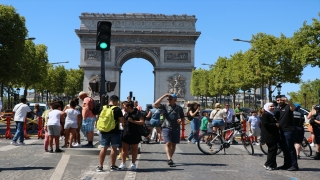 Paris’in her ayın ilk pazarı trafiğe kapatılan alanları yürüyüşseverleri memnun etti
