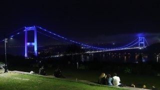 İstanbul’daki iki köprü Dünya Denizcilik Günü için ışıklandırıldı 