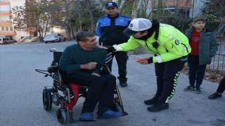 Elazığ’da bedensel engelliye hayırseverden akülü tekerlekli sandalye desteği