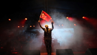 Haluk Levent, Afyonkarahisar’da 23 Nisan kutlamalarında sahne aldı