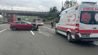Anadolu Otoyolu’nun Bolu kesiminde tıra çarpan otomobildeki 4 kişi yaralandı