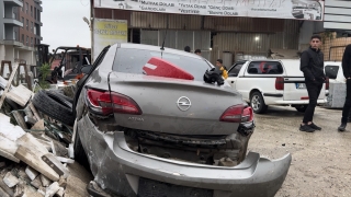 Düzce’de iş yerinin önündeki mermerlere çarpan otomobilin sürücüsü yaralandı