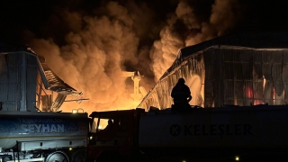 Adana’da motosiklet üretim tesisinde çıkan yangına müdahale ediliyor