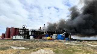 GÜNCELLEME Aksaray’da atık yağ geri dönüşüm fabrikasında çıkan yangın kontrol altına alındı