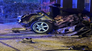 Kocaeli’de otomobil yayaya ve elektrik direğine çarptı, 1 kişi öldü, 1 kişi yaralandı