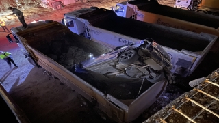 Şanlıurfa’da hafriyat kamyonun kasasına düşen otomobilin sürücüsü yaralandı