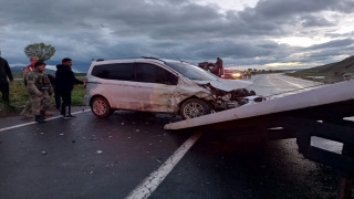 Ağrı’da otomobil ile hafif ticari aracın çarpıştığı kazada 5 kişi yaralandı