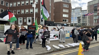 İrlanda’da, İsrail’in Dublin Büyükelçiliği önünde Filistin’e destek gösterisi