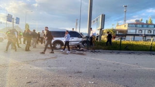 Ağrı’da otomobile ve trafik levhasına çarpan hafif ticari araçtaki 4 kişi yaralandı